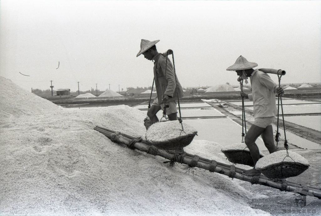 李國鼎先生代表我國與美國就協助開發海埔新生地計劃案雙方簽訂合約3
