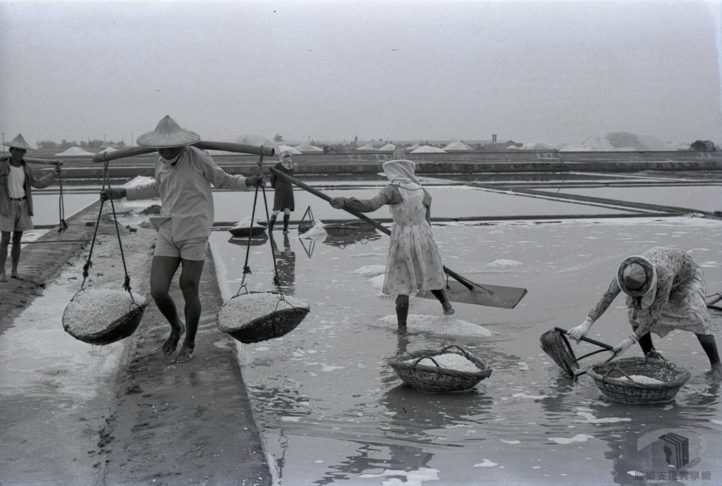 李國鼎先生代表我國與美國就協助開發海埔新生地計劃案雙方簽訂合約2
